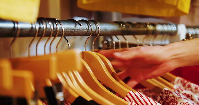 백인 라이프스타일 남자 셔츠 티셔츠 청소년 잉글랜드 실내 한명 10대 캐주얼 쇼핑 노란색 유행 상점 수확 작업 요크셔테리어 문신 고객 소매 구식 성인남자만 4K MOV 해외동영상 클립영상 서양인 1 옷 컬러 상의 농업 영국 사람 내부 생활 테리어 동영상 남자만 성인만 파일형식