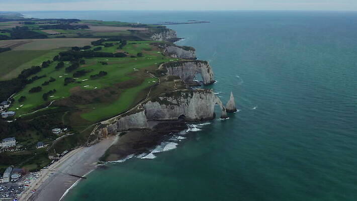 유럽 바다 자연 안테나 파노라마 사람없음 초록색 물 파란색 하이앵글 절벽 프랑스 만 아치 프랑스어 노르망디 드론 랜드마크 4K MOV 해외동영상 클립영상 자연요소 문자 나라 뷰포인트 컬러 통신 촬영기법 생태계 동영상 파일형식