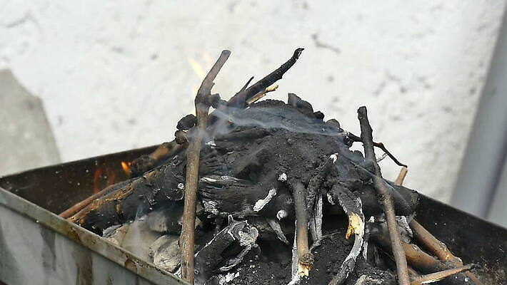 산업 백그라운드 가족 자연 불꽃 사람없음 여름 소풍 파티 식당 검은색 힘 에너지 뜨거움 연기 그릴 위험 장작 모닥불 철 연료 숯 고립 뒤뜰 석탄 옛날 재 철강 비어있는 MOV 해외동영상 클립영상 계절 컬러 컨셉 관계 주방용품 불 이벤트 야외활동 상점 생태계 동영상 파일형식