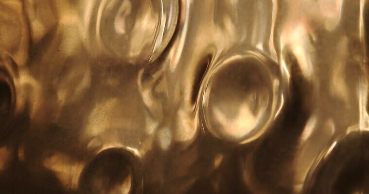 디자인 컬러 백그라운드 패턴 유리 추상 조명 미술 사람없음 장식 물 뷰티 반사 노란색 디지털 젖음 추위 물방울 닫기 소프트포커스 브레이크 크리스탈 빗방울 질감 다이아몬드 유리그릇 블러 블러효과 새기다 인공 비어있는 4K MOV 해외동영상 클립영상 자연요소 그릇 무늬 모션 재질 문화예술 촬영기법 비_날씨 광석 보석 동영상 파일형식 효과