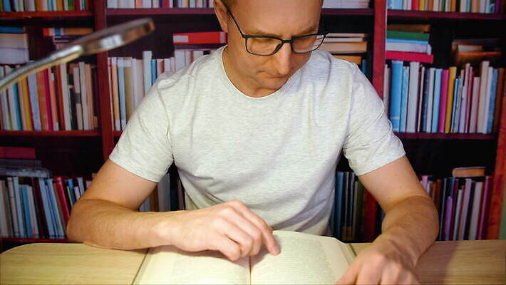 교육 안경 과학 백그라운드 생각 비즈니스 상상 탁자 책장 주택 한명 성인 책 학습 독서 방 정보 마음 램프 역사 도서관 저녁 수집 집중 읽기 뇌 교과서 문학 백과사전 보관소 심각 지능 출판 흥미 4K MOV 해외동영상 클립영상 1 잡화 가구 컨셉 모션 교재 조명 사람 건물 야간 저장 사전 동영상 파일형식