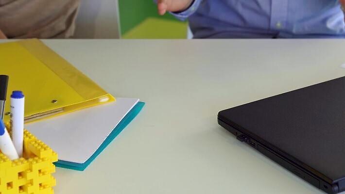 손 여자 남자 백그라운드 컨셉 손가락 표시 기념 함께함 손바닥 창조 사람 여러명 노트북 컴퓨터 쌓기 희망 힘 우정 터치 잡기 못 그룹 닫기 작음 손톱관리 엉덩이 다발 책상 팔 나눔 흙더미 시너지 지원 통일 헬프 4K MOV 해외동영상 클립영상 감정 가구 다수 모션 신체부위 친구 전자제품 흙 공구 도움 크기 네일아트 동영상 파일형식 더미