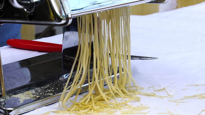 손 여자 줄 음식 빵 탁자 추상 주택 건조 파스타 건강 스파게티 관리 사람 사람없음 햇빛 노란색 기계 이탈리아 면 업무 수프 자르기 시리얼 국수 반죽 만들기 밀가루 라비올리 라자냐 마카로니 이스트 특별함 핸드메이드 토르텔리니 4K MOV 해외동영상 클립영상 유럽 컬러 가구 컨셉 무늬 모션 서양음식 건물 신체부위 태양 면류 작업 이탈리아음식 가루 동영상 파스타면 파일형식