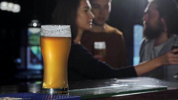 라이프스타일 음료 통신 유리 휴가 휴식 기념 맥주 생맥주 미소 사람 이벤트 세명 친구 식당 축제 우정 카페 알코올 신선 도시 바 맛 갈증 계산대 토스트 주말 양조장 옥토버페스트 유흥 4K MOV 해외동영상 클립영상 빵 컨셉 관계 재질 주류 표정 생활 상점 동영상 파일형식