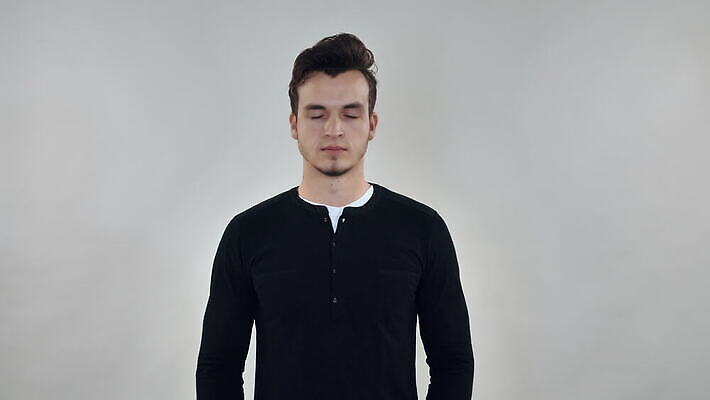 백인 남자 얼굴 백그라운드 스트레스 피곤 한명 사람 소년 20대 성인 30대 머리 검은색 고통 걱정 두통 배기가스 우울증 편두통 힙스터 밀레니얼 4K MOV 해외동영상 클립영상 서양인 1 패션 감정 어린이 컬러 컨셉 청년 신체부위 장년 경제 질병 동영상 파일형식