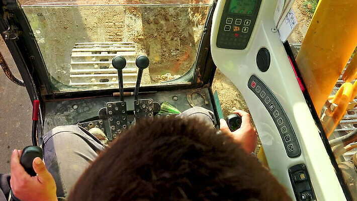 직업 산업 도로 지구 모래 포즈 건축양식 노동자 건물 파란색 노란색 힘 기계 흙 장비 건설현장 업무 바퀴 땅 불도저 굴착기 삽 발굴 국자 트랙터 짐차 지하 무거움 땅파기 의무 채석 1인칭시점 4K HD MOV 해외동영상 클립영상 건축물 시선 건축 길 컬러 교통시설 자동차 주방용품 건설업 작업 중장비 무게 농기계 특수차량 동영상 파일형식