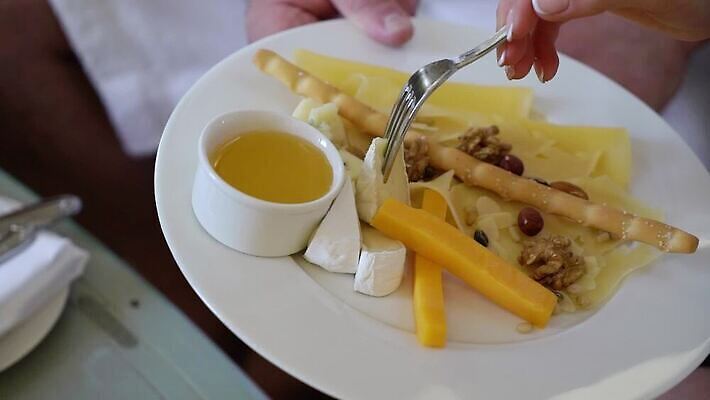 접시 잡화 음식 조각 다이어트 치즈 건강 종류 파란색 와인 식사 침묵 상품 자르기 먹기 스위스 유기농 부드러움 꿀 프랑스어 모짜렐라치즈 뷔페 삼나무 식품점 개조 페타치즈 MOV 해외동영상 클립영상 나무 문자 식기 웰빙 유럽 컬러 모션 유제품 주류 상점 소리 감각 동영상 파일형식