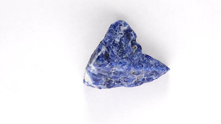 산업 장신구 실내 사람없음 치료 파란색 빛 컬러풀 뷰티 약 활발 약재 바위 보석 발굴 순수 흰배경 슛 개성 지질 4K MOV 해외동영상 클립영상 컬러 백그라운드 컨셉 의학 내부 돌_바위 흰색 광석 동영상 파일형식