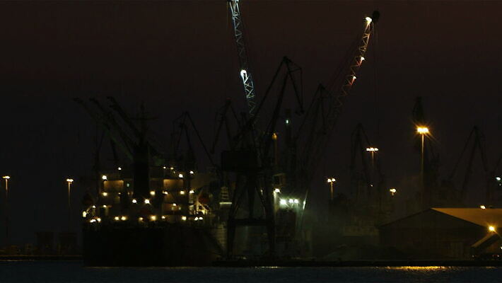 산업 바다 비즈니스 교통시설 그림자 사람없음 빛 글로벌 항구 검은색 어둠 거래 트럭 화물 보트 상품 야간 컨테이너 배송 기중기 함선 상업 포트 무거움 물류 빛망울 로딩 수입 터미널 MOV 해외동영상 클립영상 자연요소 컬러 교통 자동차 운송업 배 중장비 무게 시설 동영상 선박 파일형식