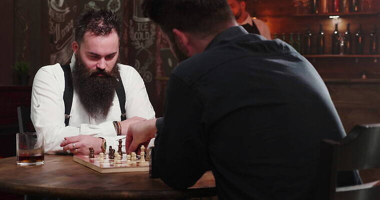 라이프스타일 영어 남자 음료 스포츠 컨셉 통신 유리 놀이 탁자 수염 함께함 실내 대화 미소 사람 앉기 친구 우정 게임 알코올 바 체스 건배 아일랜드 히스패닉 버번 위스키 이발사 힙스터 4K MOV 해외동영상 클립영상 문자 패션 유럽 가구 관계 모션 재질 주류 표정 말하기 내부 생활 동영상 파일형식