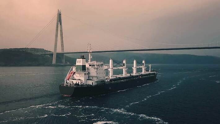 산업 바다 컬러 비즈니스 교통시설 모션 건조 이스탄불 항해 따뜻함 안테나 사람없음 물 강 컬러풀 글로벌 화물 보트 큼 화물선 기중기 무역 돛 함선 상업 네비게이션 수입 유조선 4K 트래킹숏 MP4 해외동영상 클립영상 자연요소 교통 배_교통 통신 촬영기법 운송업 중장비 크기 시설 동영상 파일형식 튀르키예