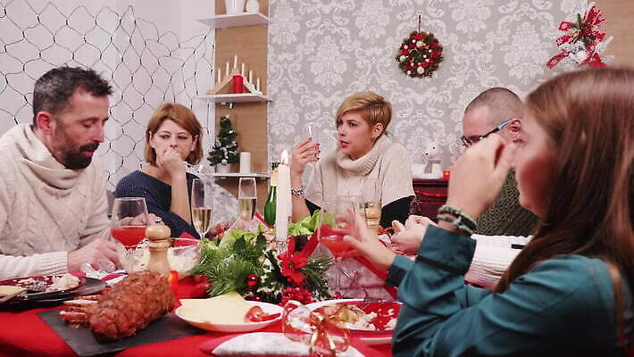 백인 전통 커플 행복 음료 음식 크리스마스 가족 유리 탁자 휴가 주택 함께함 실내 대화 선물 미소 사람 성인 친구 상자 크리스마스트리 축제 식사 저녁식사 모임 축하 아빠 저녁 샴페인 먹기 잔치 크리스마스이브 4K MOV 해외동영상 클립영상 서양인 기념일 감정 가구 컨셉 관계 모션 재질 주류 표정 말하기 내부 건물 야간 동영상 파일형식