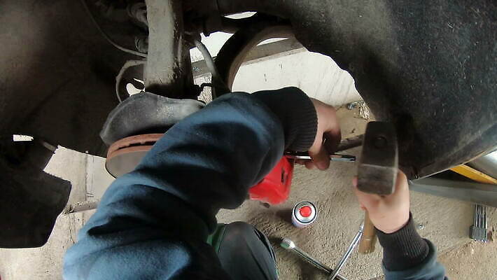 산업 부분 교통시설 자동차 노동자 새로움 안전 사람 금속 장비 흰색 공구 바퀴 작업실 변화 수리 브레이크 서비스 타이어 볼트 시스템 고정 정비공 유지 패드 교체 단절 자동 차고 철강 캘리퍼스 4K MOV 해외동영상 클립영상 직업 육상교통 컬러 교통 컨셉 재질 도구 기술자 시설 동영상 파일형식