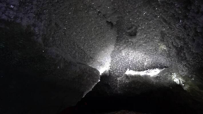 호수 여행 백그라운드 겨울 자연 하늘 산 실내 아이슬란드 사람없음 야외 물 파란색 냉동 얼음 추위 안개 광선 흰색 등불 투명 동굴 크리스탈 북극 묘사 빙하 서리 빙산 북쪽 내추럴 종유석 카자흐스탄 4K 알마티 MP4 해외동영상 클립영상 자연요소 계절 유럽 아시아 컬러 날씨 조명 내부 광석 극지방 방향 생태계 동영상 파일형식