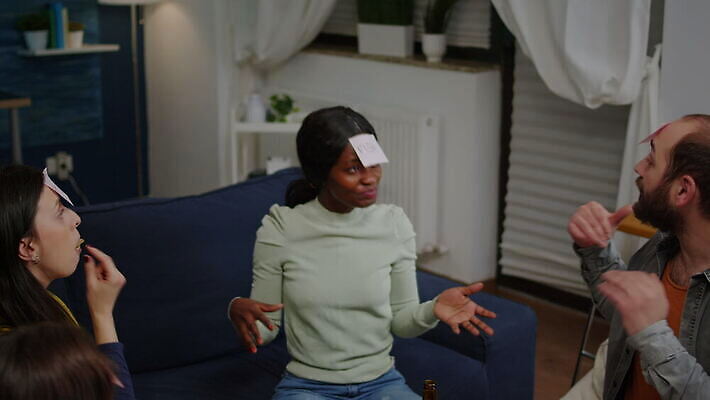 라이프스타일 행복 거실 모션 놀이 협력 주택 맥주 함께함 대화 웃음 사람 친구 소파 우정 기쁨 모임 마시기 게임 그룹 저녁 주말 다인종 다민족 어려움 이마 흥미 사교적 4K MOV 해외동영상 클립영상 감정 컨셉 의자 관계 주류 표정 말하기 인종 건물 생활 야간 동영상 파일형식