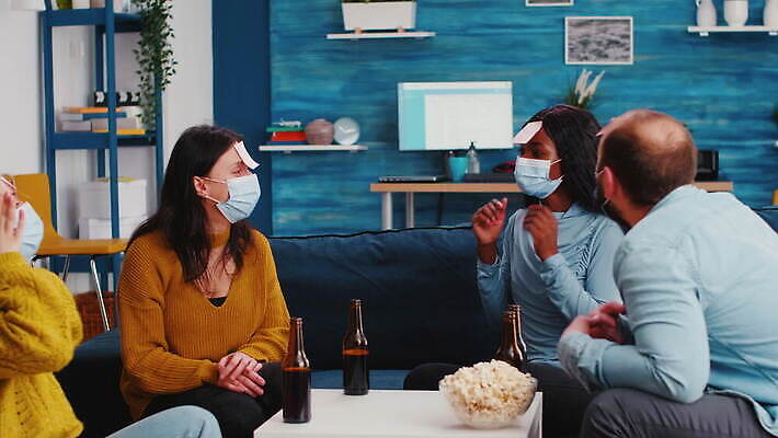 행복 거실 맥주 대화 가면 마스크 웃음 친구 소파 글로벌 파티 검은색 우정 펼침 기쁨 마시기 시간 그룹 바이러스 보호 예방 번짐 팝콘 다인종 섞기 소셜 어려움 이마 코로나바이러스 사교적 뉴노멀 4K MOV 해외동영상 클립영상 감정 컬러 컨셉 의자 관계 모션 주류 표정 말하기 인종 이벤트 경제 동영상 파일형식 효과