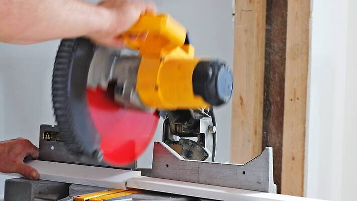 직업 손 산업 노동자 주택 안전 건물 목재 인테리어 금속 힘 기계 장비 원형 칼날 수리 널 자르기 목수 회전 날카로움 목공예 잡동사니 계약자 수목 업그레이드 톱밥 톱질 4K MOV 해외동영상 클립영상 도형 나무 건축물 디자인 재료 모션 재질 신체부위 가루 공예 계약 동영상 파일형식