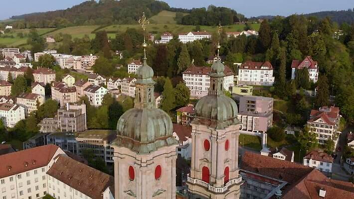 유럽 기독교 종교 여행 건축양식 주택 안테나 풍경 사람없음 건물 세계 성당 교회 카메라 탑 도시 센터 중세 역사 재산 성자 도서관 정상 땅 스위스 알프스 타운 수도원 항공촬영 혁명 드론 랜드마크 수녀원 옛날 MOV 해외동영상 슬로모션 클립영상 건축물 교육 건축 나라 뷰포인트 컨셉 통신 종교건축 촬영기법 금융 전자제품 동영상 파일형식