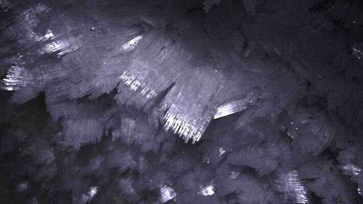 호수 여행 백그라운드 겨울 자연 하늘 산 실내 아이슬란드 사람없음 야외 물 파란색 냉동 얼음 추위 흰색 등불 투명 동굴 크리스탈 북극 묘사 질감 빙하 서리 빙산 북쪽 내추럴 종유석 카자흐스탄 4K 알마티 MP4 해외동영상 클립영상 자연요소 계절 유럽 아시아 컬러 조명 내부 광석 극지방 방향 생태계 동영상 파일형식