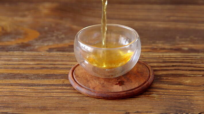 전통 음료 백그라운드 유리 탁자 휴식 건강 동양인 사람없음 목재 컵 초록색 중국 신선 뜨거움 투명 액체 개울 사발 붓기 닫기 냄비 찻주전자 녹차 허브 서빙 향 유리주전자 내추럴 고립 우롱차 4K MOV 해외동영상 클립영상 나무 식물 식기 아시아 컬러 가구 컨셉 재료 모션 재질 주전자 인종 차_음료 강 사기그릇 솥 동영상 파일형식