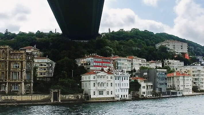 유럽 아시아 바다 여행 건축양식 조류 주택 이스탄불 항해 사람없음 야외 건물 물 파란색 도시풍경 맑음 가을 도시 보트 중앙 타운 동쪽 칠면조 보스포루스 옛날 MOV 튀르키예 해외동영상 클립영상 자연요소 동물 건축물 계절 건축 나라 컬러 배_교통 날씨 풍경 방향 동영상 파일형식