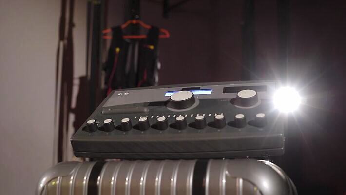 직업 드레스 스포츠 운동화 신체 근육 실내 건강 정장 사람없음 운동 검은색 힘 기계 재킷 코트 조끼 결심 집중 연습 체육관 근육질 전자 다이오드 물리치료 4K MOV 해외동영상 클립영상 옷 컬러 신발 컨셉 내부 치료 외투 몸매 동영상 파일형식