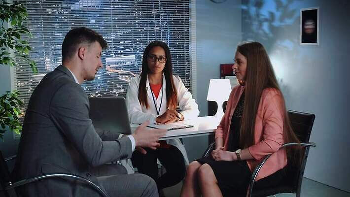 커플 가족 관계 남편 건강 병원 세명 아내 우아함 싸움 혼혈 4K MOV 해외동영상 카운슬러 클립영상 컨셉 의학 모션 사람 상담원 다문화 동영상 파일형식