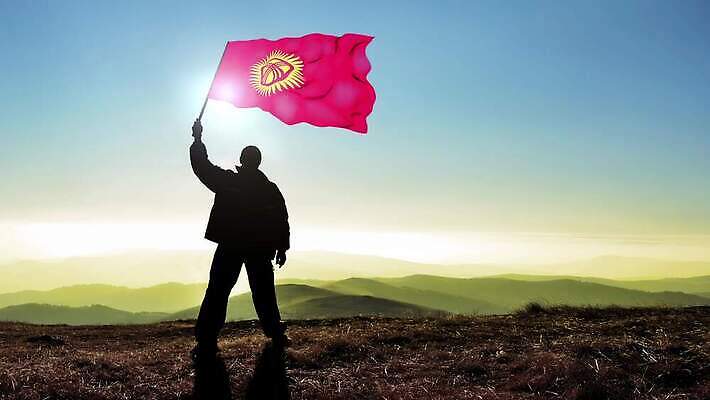 실루엣 파도 백그라운드 컨셉 산 한명 서기 사람 야외 파란색 힘 수확 깃발 잡기 고리 정상 심볼 언덕 긍정 애국심 발견 독립 승자 필승 키르기스스탄 자극 4K MP4 해외동영상 클립영상 1 바다 컬러 농업 모션 촬영기법 우승 동영상 중앙아시아 파일형식