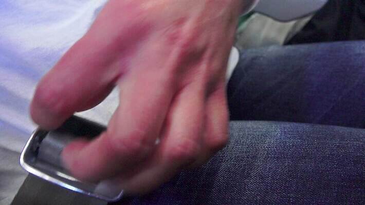 손 여행 의자 교통시설 자동차 비행기 안전 사람 벨트 닫기 보호 위험 예방 보안 승객 대패 잠금해제 4K MP4 해외동영상 클립영상 잡화 육상교통 가구 교통 컨셉 항공교통 모션 대중교통 신체부위 시설 동영상 파일형식