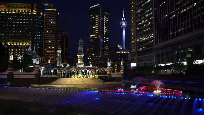 디자인 아시아 종교 문화 여행 건축양식 하늘 동양인 풍경 사람없음 야외 건물 도시풍경 여행객 평화 믿음 탑 화목 침묵 고요 기도 역사 야간 이슬람교 모스크 장면 신성 천연기념물 말레이시아 랜드마크 마스지드 숭배 신앙심 4K MOV 해외동영상 클립영상 자연요소 건축물 건축 감정 나라 컨셉 사람 인종 소리 도시 동영상 파일형식
