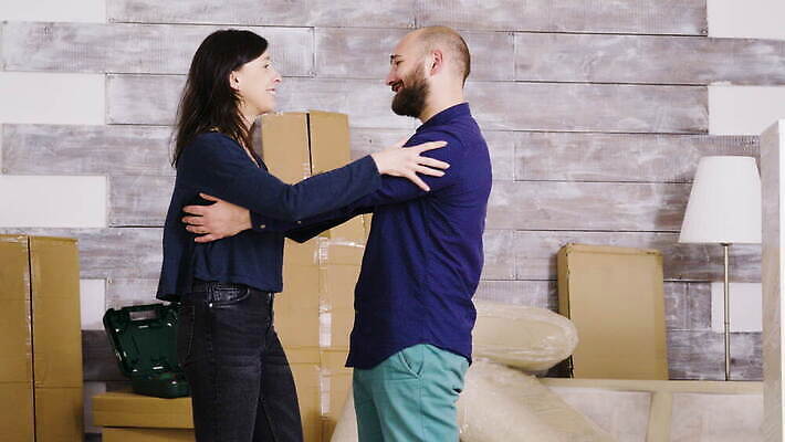 백인 라이프스타일 커플 행복 감정 가정 관계 모션 포옹 성공 결혼식 부동산 새로움 아파트 주택 함께함 사랑 미소 세명 기쁨 낭만 축하 재산 투자 적재 4K MOV 해외동영상 클립영상 서양인 결혼 컨셉 비즈니스 안기 표정 사람 건물 생활 금융 동영상 파일형식