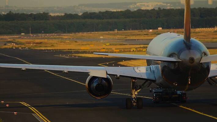 여행 백그라운드 날개 교통시설 자동차 하늘 비행기 독일 사람없음 뒷모습 여름 태양 기계 황혼 일몰 운전 당기기 공항 승차 땅 쌍둥이 항공 그림 회전 상업 활주로 제트기 승객 견인 엔진 대패 땅바닥 전국 터미널 접근 항공사 4K 유도로 MOV 해외동영상 클립영상 자연요소 계절 유럽 산업 길 육상교통 뷰포인트 교통 가족 항공교통 모션 대중교통 바닥 노을 시설 동영상 파일형식