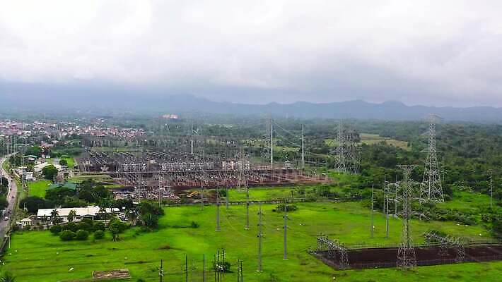 나무 공공시설 산업 선 안테나 풍경 사람없음 건물 탑 힘 장비 발전기 에너지 기둥 역 철사 세대 변압기 분배 전압 조감도 현재 공급 배선 4K MOV 해외동영상 클립영상 식물 건축물 건축 컨셉 통신 교통시설 한자 발전소 시설 동영상 파일형식