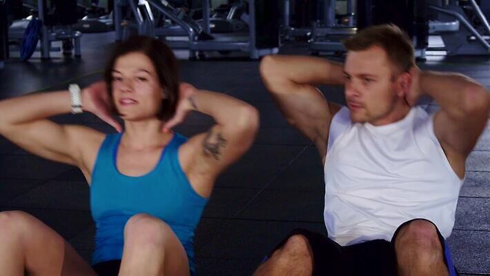 백인 직업 라이프스타일 커플 여자 남자 스포츠 신체 성공 바닥 건강 숙이기 두명 일상 운동 힘 기차 플랫 문신 클럽 체육관 회전 골 돌봄 복근 완벽 이상 헬프 스타일 자극 4K MOV 해외동영상 클립영상 서양인 육상교통 포즈 컨셉 관계 모션 근육 대중교통 사람 라이프 생활 도움 동영상 파일형식