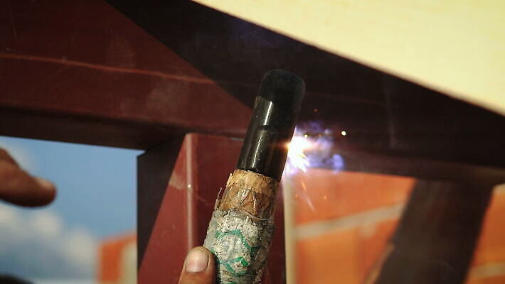 직업 손 남자 산업 얼굴 공장 불 노동자 가면 사람없음 빛 금속 작업 뜨거움 연기 제조 보호 연결 헬멧 위험 만들기 가스 뼈대 고정 방패 공학 국회 고용 공예가 용접 용접공 4K MOV 해외동영상 클립영상 자연요소 교육 컨셉 공업 모션 재질 사람 신체부위 구직 보호장비 동영상 채용 파일형식