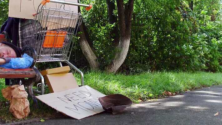 공원 남자 벤치 가방 거리 한명 추위 침대 도시 잠 가난 만취 버리기 배고픔 문제 중독 거지 구걸 노숙자 거짓말 옛날 헬프 혼자 자선단체 4K MP4 해외동영상 클립영상 1 잡화 공공시설 가구 컨셉 의자 모션 사람 도움 그룹 동영상 술취함 자선 파일형식