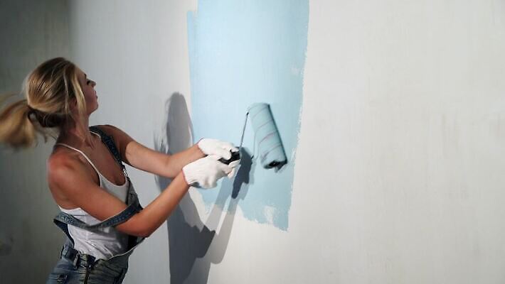 직업 산업 벽 유니폼 가사 노동자 아파트 주택 손잡이 한명 사람 장식 파란색 인테리어 섹시 페인트 방 장비 흰색 기구 공구 잡기 붓 업무 플랫 수리 땅 서비스 그림 롤 롤러 페인트붓 화가 건축업자 복원 업그레이드 4K MOV 해외동영상 클립영상 1 디자인 옷 건축 컬러 컨셉 모션 건물 도구 작업 동영상 파일형식