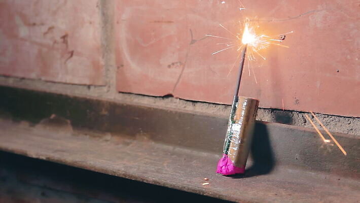 크리스마스 오렌지 불 벽돌 새해 폭죽 불꽃놀이 사람없음 빛 크래커 힘 소리 뜨거움 균열 연기 폭발 12월 폭발물 폭탄 가루 가스 시끄러움 라이터 파열 다이너마이트 심지 점화 화상 MOV 해외동영상 클립영상 자연요소 기념일 무기 과일 모션 놀이 쿠키 날짜 상처 동영상 파일형식