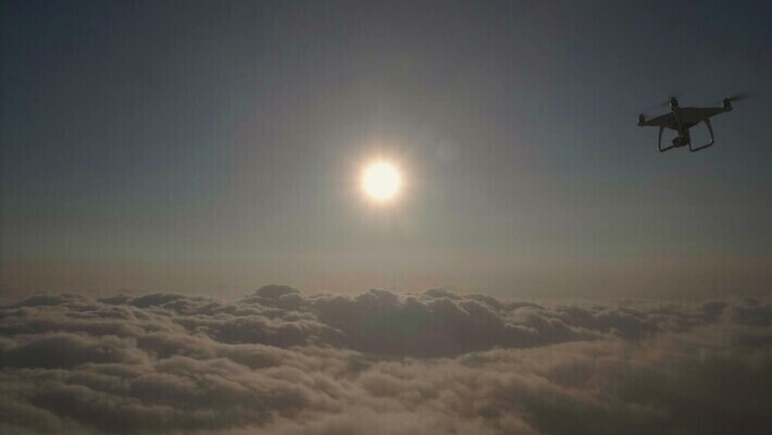 구름 직업 모션 놀이 하늘 아침 새로움 안테나 사람없음 야외 햇빛 태양 카메라 일출 일몰 장비 안개 센터 헬리콥터 작음 로봇 프로펠러 회전 감시 시스템 멀리 항공촬영 혁명 드론 스파이 공급 MOV 해외동영상 슬로모션 클립영상 주간 자연요소 뷰포인트 컨셉 통신 날씨 비행기 촬영기법 전자제품 노을 크기 동영상 파일형식