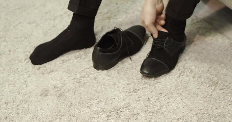 라이프스타일 드레스 옷 남자 포즈 신랑 백그라운드 신발 비즈니스 양말 관리 한명 사람 성인 유행 검은색 힘 흰색 비즈니스맨 쌍 클래식 우아함 가죽 양발 정중 4K MP4 해외동영상 클립영상 레이스천 1 컬러 결혼 컨셉 생활 직물 직장인 동영상 파일형식