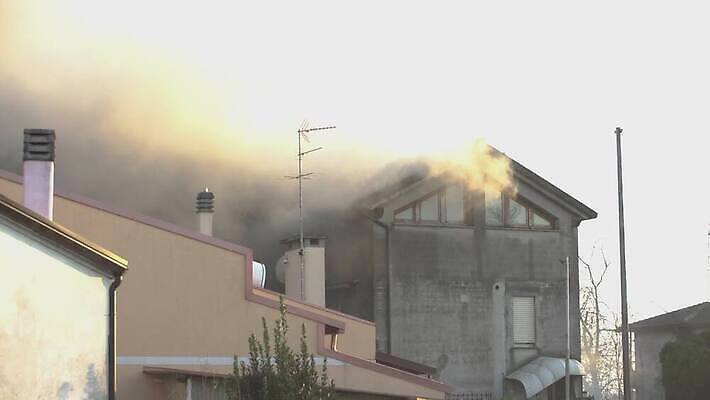 백그라운드 크리스마스 겨울 오렌지 모션 불 휴가 불꽃 벽돌 주택 실내 따뜻함 사람없음 내부 건물 목재 빨간색 물 빛 노란색 검은색 어둠 방 에너지 긴급 뜨거움 연기 야간 저녁 위험 장작 사건 벽난로 통나무 보험 연소 광 재앙 화상 안락 4K MOV 해외동영상 클립영상 자연요소 나무 건축물 계절 기념일 컬러 컨셉 과일 재료 상처 동영상 파일형식