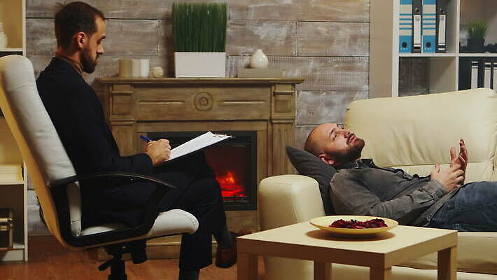 커플 관계 결혼식 남편 수염 함께함 건강 대화 앉기 치료 소파 듣기 모임 환자 의사 충돌 상담 싸움 방문 문제 해결 거짓말 이혼 정신과 정신과의사 치료사 트러블 헬프 심리치료 4K MOV 해외동영상 클립영상 직업 결혼 컨셉 의자 의학 모션 병원 말하기 의료진 도움 동영상 심리 파일형식