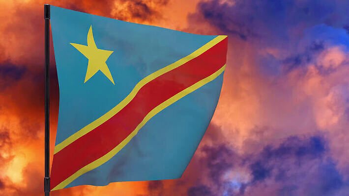 배너 물결 하늘 불 바람 사람없음 빨간색 일몰 깃발 연기 민주주의 깃대 봉 공화국 위기 재앙 전국 콩고 4K MOV 해외동영상 클립영상 자연요소 나라 컬러 아프리카 날씨 노을 동영상 파일형식