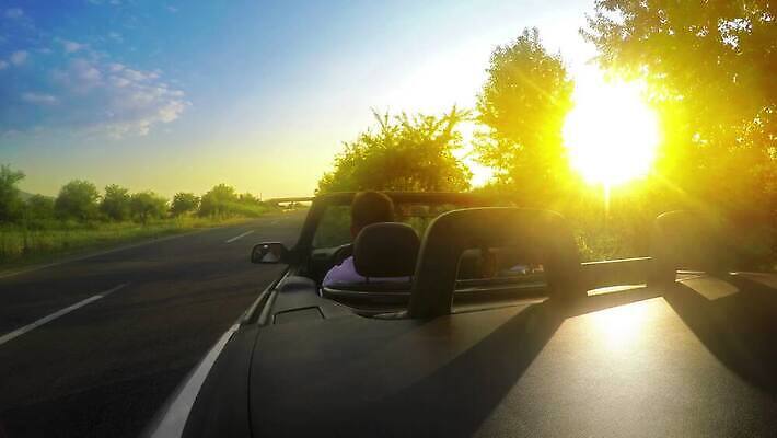 라이프스타일 커플 여자 행복 도로 여행 자동차 휴가 갈색머리 미소 사람 사람없음 야외 여름 친구 햇빛 태양 파티 일몰 기쁨 꿈 운전 운전사 고급 오픈카 자동 4K MP4 해외동영상 클립영상 자연요소 직업 헤어스타일 계절 감정 길 육상교통 컨셉 관계 교통시설 모션 승용차 표정 이벤트 생활 노을 동영상 파일형식