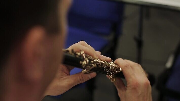 손 음악 놀이 바람 미술 한명 사람 이벤트 빛 검은색 소리 콘서트 공연 연주자 음악가 기구 클래식 오브젝트 트럼펫 재즈 오케스트라 교향곡 뮤지컬 스타일 MOV 해외동영상 클립영상 자연요소 직업 1 컬러 컨셉 날씨 문화예술 신체부위 악단 금관악기 동영상 파일형식