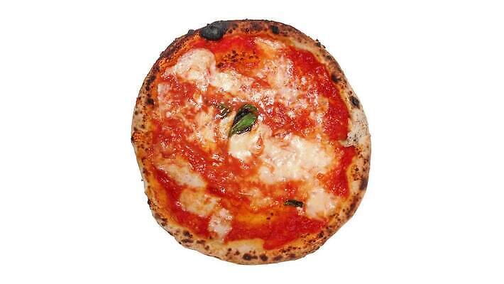 음식 피자 요리 사람없음 이탈리아 흰색 이탈리아음식 회전 마르게리타피자 사방 4K MP4 해외동영상 클립영상 유럽 컬러 패스트푸드 서양음식 동영상 파일형식