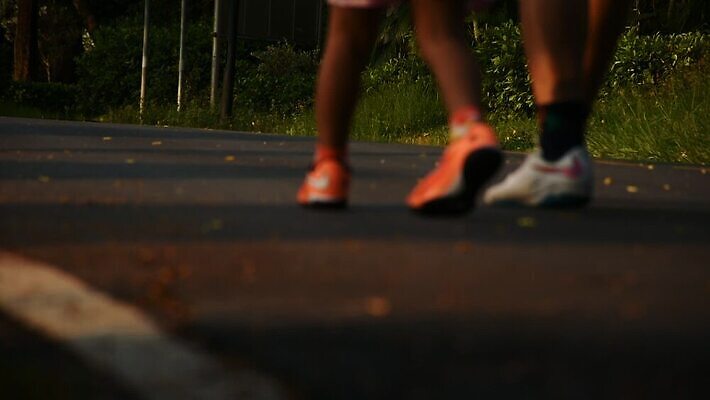 라이프스타일 공원 여자 남자 아시아 도로 스포츠 신발 자국 모션 발 태국 자연 건강 사람 사람없음 야외 달리기 조깅 운동 일출 일몰 활발 연습 마라톤 달리기선수 주자 MOV 해외동영상 클립영상 공공시설 나라 길 컨셉 교통시설 경기 생활 신체부위 노을 육상스포츠 생태계 육상선수 동영상 파일형식