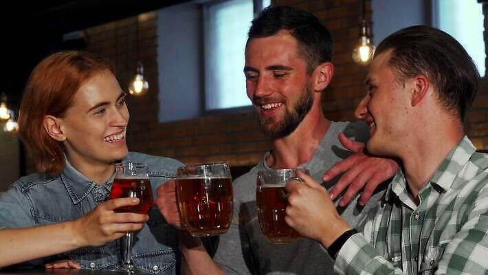 라이프스타일 남자 행복 감정 음료 통신 맥주 함께함 실내 사람 이벤트 세명 친구 파티 축제 우정 기쁨 모임 축하 표현 알코올 바 그룹 만취 클럽 긍정 토스트 주말 아일랜드 양조 양조장 총각 유흥 4K MOV 해외동영상 클립영상 유럽 빵 컨셉 관계 주류 내부 생활 동영상 술취함 파일형식
