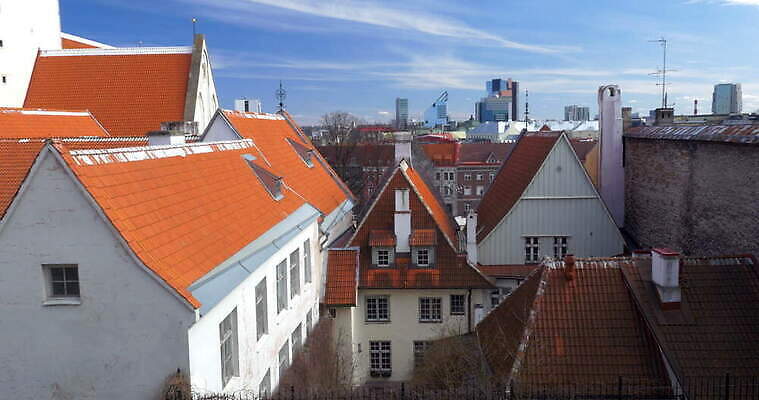 외관 유럽 여행 오렌지 건축양식 하늘 지붕 거리 주택 안테나 사람없음 건물 빨간색 도시풍경 도시 중세 역사 정상 타운 스카이라인 랜드마크 수도권 에스토니아 옛날 4K MOV 해외동영상 클립영상 건축물 건축 나라 컬러 과일 통신 풍경 지역 동영상 파일형식