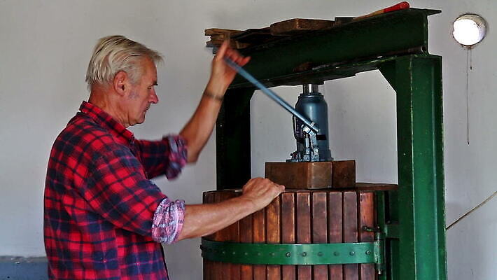 전통 농업 과일 한명 사람 목재 초록색 농경지 와인 기계 주스 수확 골동품 시골 알코올 신선 농부 컨테이너 철 만들기 포도밭 발효 포도나무 언론 헝가리 방법 압력 양조장 옛날 조작 지하실 핸드메이드 MOV 해외동영상 클립영상 나무 직업 1 산업 음료 컬러 밭 재료 모션 주류 농장 과일나무 동영상 동유럽 파일형식